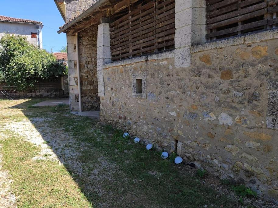 Maison De Campagne, Bulle De Verdure Montbron Extérieur photo