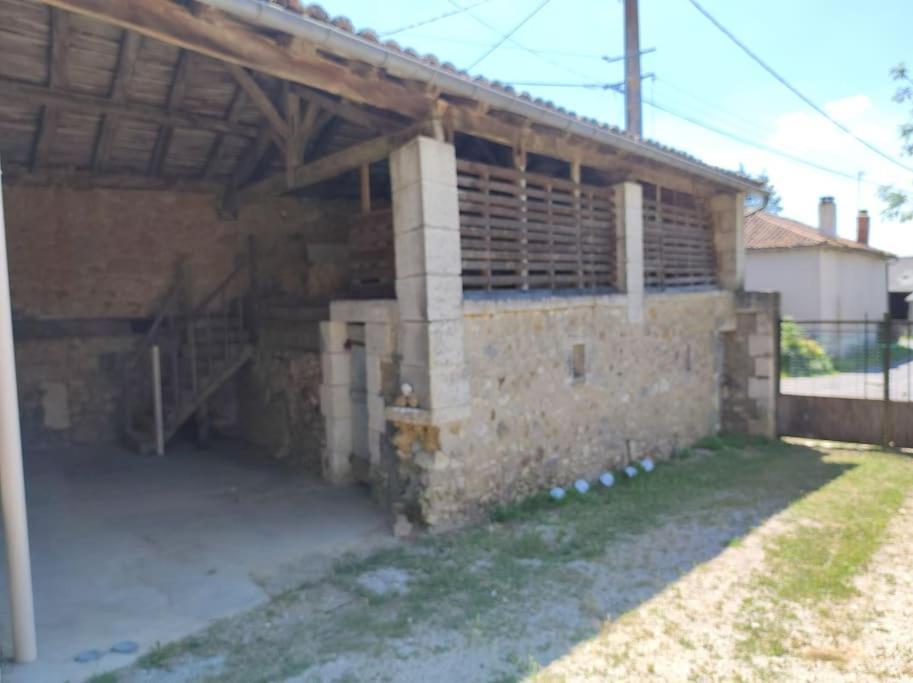 Maison De Campagne, Bulle De Verdure Montbron Extérieur photo