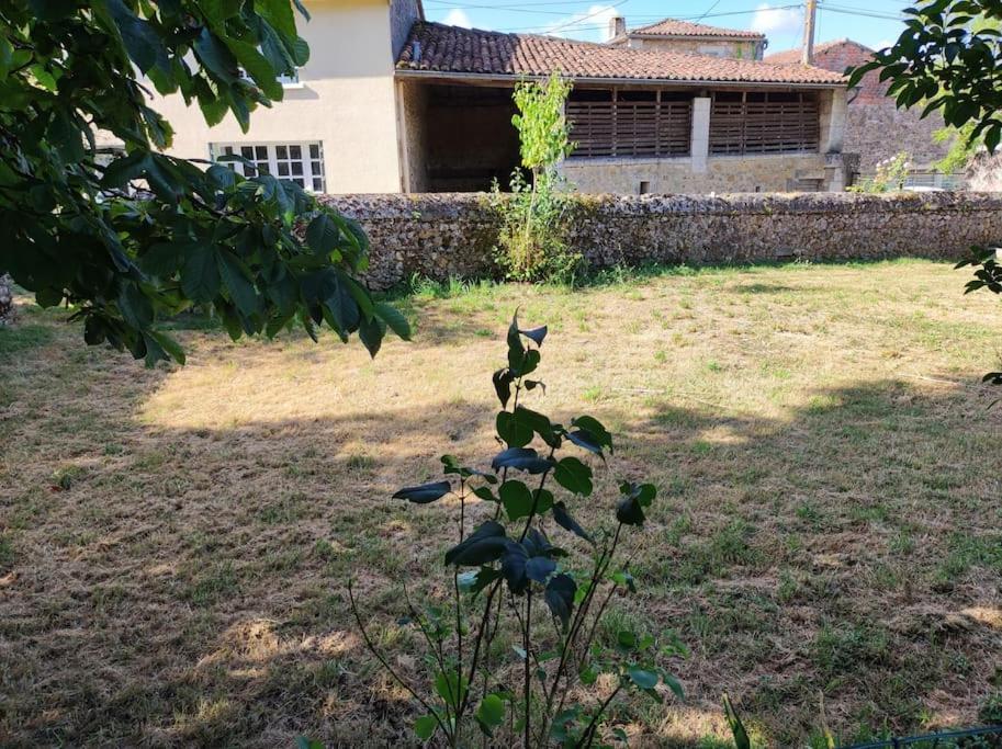 Maison De Campagne, Bulle De Verdure Montbron Extérieur photo