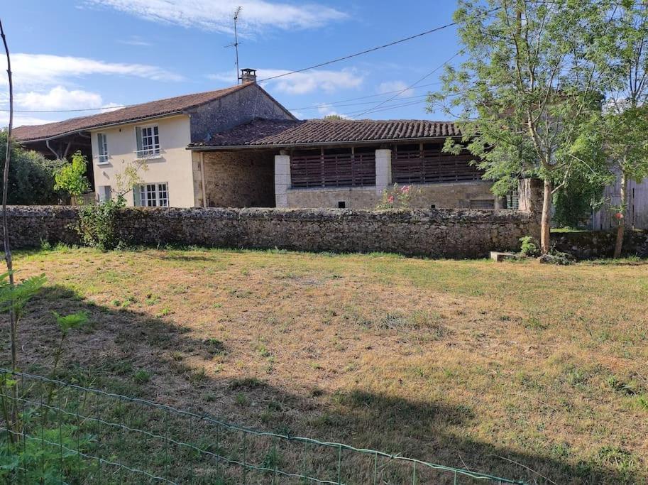 Maison De Campagne, Bulle De Verdure Montbron Extérieur photo