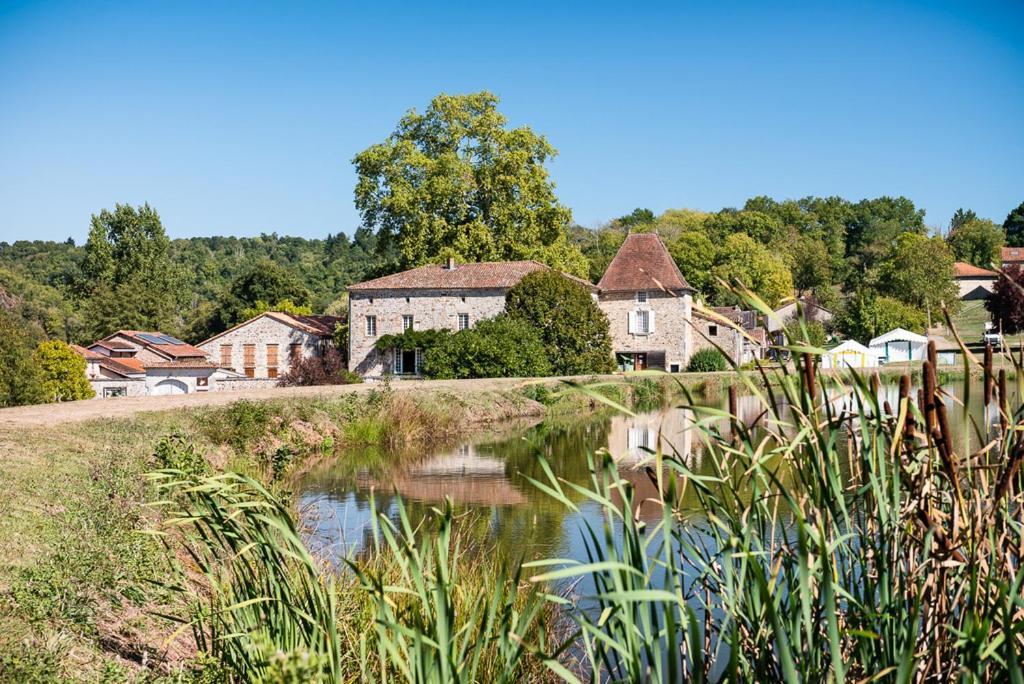 Maison De Campagne, Bulle De Verdure Montbron Extérieur photo